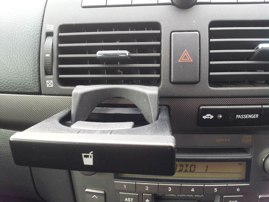 Toyota Avensis T3-X cup-holder